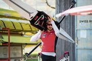 Michael Schmid mit dem Skiff auf dem Weg zum Sarnersee. (Bild: Philipp Schmidli (Sarnen, 2. Mai 2019))