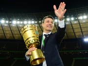 Niko Kovac (im Bild mit der Cup-Trophäe) bleibt nach dem Double-Gewinn Trainer von Bayern München (Bild: KEYSTONE/EPA/CLEMENS BILAN)