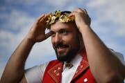 Daniel Bösch posiert mit seinem 100. Kranz nach dem Sieg am 105. St.Galler Kantonalschwingfest. (Bild: Gian Ehrenzeller/KEY)