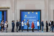 In 21 EU-Staaten wird heute gewählt. Im Bild: Der sonntägliche Gang zur Urne in Berlin. (Bild: EPA/OMER MESSINGER)
