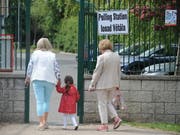 In Irland ist parallel zur Europawahl auch über ein liberaleres Scheidungsrecht abgestimmt worden. EPA/STRINGER (Bild: KEYSTONE/EPA/STRINGER)