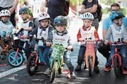 Die kleinsten Rennfahrer starteten mit dem Laufrad oder dem Bobby Car. (Bild: Roger Zbinden, Hünenberg, 25. Mai 2019)