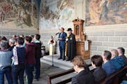 Mit dem Verlesen der Namen der bei Kriegen und Schlachten gefallenen Urner eröffnete Landammann Roger Nager den Gedenkgottesdienst vom vergangenen Freitag in der Tellskapelle. (Bild: Georg Epp (Sisikon, 24. Mai 2019)