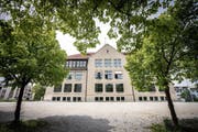 Das Schulhaus Buchental: Hier wurde ein Reallehrer wegen verbaler Entgleisungen fristlos entlassen. (Bild: Urs Bucher)