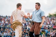 Der Schlussgang war eine klare Angelegenheit: Matthias Herger (links) gratuliert Armon Orlik, der neben dem Festsieg auch seinen 24. Geburtstag feierte. (Bild: Philipp Schmidli)