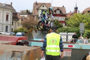 Mit Vorsicht geht es hinein in die Mulde. (Bilder: Christoph Lampart)