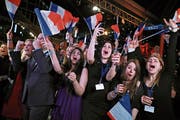 Anhänger der Partei von Marine Le Pen jubelten gestern in Paris, als die Wahlresultate eintrafen. (Bild: Christoph Petit Tesson/EPA)