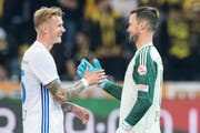 Marvin Schulz freut sich mit David Zibung nach dem 3:2-Sieg in Bern. (Bild: Peter/Keystone (Bern, 6. Oktober 2018))