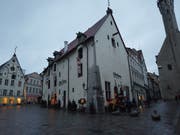 In Riga macht Maurice Grob für Kost und Logis Betten und geniesst das Nachtleben.