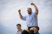 Daniel Bösch gewinnt den Schlussgang gegen den Toggenburger Damian Ott. (Bild: Gian Ehrenzeller/KEY)