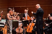 Die gebürtige Moskauerin Veronika Mullova mit dem Luzerner Sinfonieorchester im KKL. Rechts Dirigent Oleg Caetani. (Bild: Ingo Höhn/PD, 25. Mai 2019)