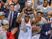 Torontos Kawhi Leonard (Bildmitte) hält die Trophäe für den Gewinn der Eastern Conference in die Höhe (Bild: KEYSTONE/EPA/WARREN TODA)