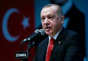 Präsident Recep Tayyip Erdogan vergrault mit seiner autokratischen Politik viele Nachwuchs-Talente in seiner Heimat. (Bild: AP; Istanbul, 16. Mai 2019)