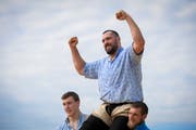 Der Toggenburger Daniel Bösch gewinnt den Schlussgang gegen den Toggenburger Damian Ott und lässt sich feiern. (Bild: KEYSTONE/Gian Ehrenzeller)