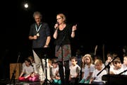 Die Schulleiter Victor Steiner und Karin Anderhalten halten am Fest zum 20-Jahr-Jubiläum der Grundacherschule Rückblick. (Bild: Marion Wannemacher, Sarnen, 25. Mai 2019)