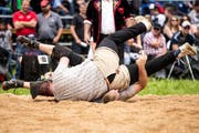Philipp Gloggner (vorne) bodigt Christian Odermatt. (Bild: Alexandra Wey/Keystone (Oberdorf, 26. Mai 2019))