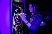 Agnes Avagyan kann mit zwei Händen gleichzeitig malen oder zeichnen. (Bild: Nadia Schärli, Luzern, 16. Mai 2019)