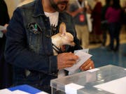 Die Beteiligung bei der Europawahl ist nach jahrzehntelangem Abwärtstrend erstmals wieder deutlich gestiegen - auf dem Bild ein Wähler in Barcelona mit tierischer Unterstützung. (Bild: KEYSTONE/AP/MANU FERNANDEZ)