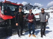 Skifahrer Marco Odermatt (v.l.), SRF-Moderator Stefan Büsser und Skilegende Bernhard Russi am Rande der Dreharbeiten. (Bild: PD)