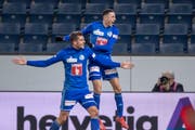 Treffen beide gegen den Schweizer Meister: Pascal Schüpf (links) und Ruben Vargas. (Bild: Urs Flüeler/Keystone))