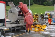 Die Hilfskräfte in den roten Vollschutzanzügen hatten die heikle Aufgabe, die Flüssigkeit in einen Zisternenwagen umzupumpen. (Bild: Paul Gwerder, Erstfeld, 25. Mai 2019)