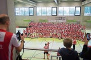 Bitte lächeln! Die Zuger Delegation stellt sich zum Gruppenbild auf. Bild: Maria Schmid (Rotkreuz, 25. Mai 2019)
