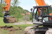 Wie es der Zufall wollte, feierte Betriebsleiter Walter Hörler gleich zwei Ereignisse an einem Tag: Seinen Geburtstag und den Spatenstich auf dem Areal der ARA Oberglatt, welchen er durchführte. (Bild: Joëlle Ehrle)