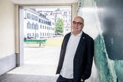 Niklaus Zeier, Kommunikationschef der Stadt Luzern, vor dem Innenhof des Stadthauses. (Bild: Nadia Schärli, Luzern, 27. Mai 2019)
