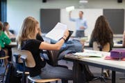 Die Politik bemängelt alte Lehrmittel, doch der Lehrerverband hat andere Sorgen. (Bild: Keystone/Gaetan Bally)