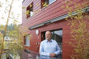 Hans Bucher vor dem Heilpädagogischen Kinderhaus Weidmatt. (Bild: Nadia Schärli, Wolhusen, 16. Mai 2019)