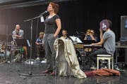 Sarah Alexandra Hudarew mit der Band Faber bei der Probe zum Stück «Zappa on the Hill».Bild: Boris Bürgisser (Südpol, Kriens, 15. Mai 2019)