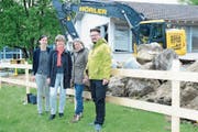 Waren am Start der Abbrucharbeiten zugegen: Janine Haltiner, Schulleiterin Niederteufen, Ursula von Burg, Präsidentin Schulkommission bis Ende Mai, Bea Weiler, Präsidentin Schulkommission ab 1. Juni, und Martin Zoller, Fachverantwortlicher Hochbau ab 1. Juni. (Bild: Astrid Zysset)