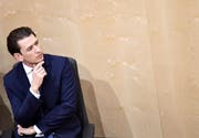 Sebastian Kurz verfolgt in der Wiener Hofburg, wo die Legislative temporär tagt, die parlamentarische Debatte über das Misstrauensvotum.Bild: Christian Bruna/EPA (27. Mai 2019)