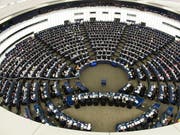 Wer wird im EU-Parlament künftig mit wem zusammenspannen? Die Mehrheitsfindung wird nach der EU jedenfalls deutlich schwieriger. (Bild: KEYSTONE/EPA/PATRICK SEEGER)