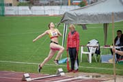 Die Willisauerin Celine Schwarzentruber springt in Horw 5,74 Meter weit. (Bild: Hanspeter Roos (Horw, 25. Mai 2019))