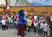 Die Kinder konnten sich mit Globi fotografieren lassen. (KEYSTONE/Lukas Lehmann)