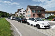 Die Parkplätze an der Standbachstrasse sind meistens durch Dauerparkierer belegt. (Bild: Roman Scherrer)