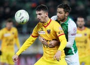 St. Gallens Alain Wiss (rechts) im Kampf um den Ball gegen den Xamax-Spieler Samir Ramizi. (Bild: Eddy Risch/KEY)