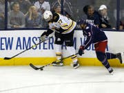 Patrice Bergeron (links), der frühere Lockout-Spieler von Lugano, strebt mit den Boston Bruins den Triumph im Final um den Stanley Cup gegen die St. Louis Blues an (Bild: KEYSTONE/FR66830 AP/PAUL VERNON)