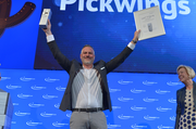 Pickwings-Gründer und -CEO Marc Bolliger bei der Preisübergabe am SEF 2019. Rechts zu sehen ist Jury-Chefin und SBB-Verwaltungsratspräsidentin Monika Ribar. (Bild: PD)
