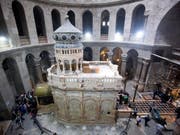 Das Grab von Jesus Christus in der Rotunde der Grabeskirche in Jerusalem: Die drei die Grabeskirche verwaltenden Kirchen haben sich auf eine umfassende Renovierung des Sakralbaus geeinigt. (Bild: KEYSTONE/EPA/ABIR SULTAN)