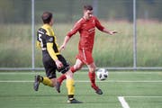 Der Stanser Marc Kuster (am Ball) im Zweikampf mit André Furrer. (Bild: Boris Bürgisser (Stans, 25. Mai 2019).)