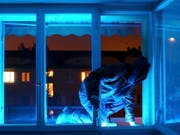 Nicht alle Einbrüche gehen so glimpflich aus, wie jener in Winterthur: Dort hatte sich eine Pflegekraft ausgesperrt und wollte via Balkon zurück in die Wohnung klettern - allerdings irrte sie sich im Balkon und löste einen Polizeieinsatz aus. (Bild: KEYSTONE/WALTER BIERI)
