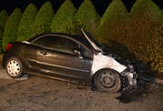 Das ausgebrannte Auto in Pfäffikon. (Bild: Kantonspolizei Schwyz)