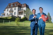 SVP-Kandidat Oliver Imfeld posiert vor der Villa Krämerstein. Als Immobilienvorsteher der Gemeinde wäre er für diese Liegenschaft verantwortlich. (Bild: Boris Bürgisser, Horw, 1. Mai 2019)