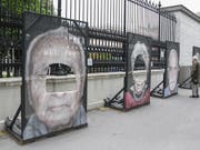 In Wien sind zum dritten Mal innert weniger Tage Porträtfotos von Überlebenden der NS-Verfolgung zerschnitten worden. Die Bilder werden im Rahmen der Ausstellung «Gegen das Vergessen» entlang der Ringstrasse vor dem Heldenplatz gezeigt. (Bild: KEYSTONE/APA/APA/LUKAS HUTER)