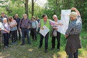Marcel Tanner (mit Leuchtweste) vom Amt für Umwelt erklärt während des Gemeindeumgangs das Renaturierungsprojekt. (Bild: Claudia Koch)