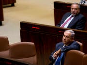 Angesichts der Pattsituation bei den Koalitionsverhandlungen hat das israelische Parlament einen ersten Schritt in Richtung vorgezogener Neuwahlen unternommen. Ministerpräsident Benjamin Netanjahu (im Vordergrund) und seine Likud-Partei haben noch bis Mittwochabend Zeit, eine Regierung zu bilden. (Bild: KEYSTONE/AP/SEBASTIAN SCHEINER)