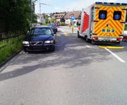 Der Fussgänger wurde durch den Rettungsdienst Zug erstversorgt. (Bild: Zuger Poizei)