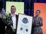 Der belgische Autor Bart Moeyaert (links im Bild) hat am Montag von der schwedischen Prinzessin Victoria (rechts) den Astrid-Lindgren-Gedächtnispreis erhalten. (Bild: KEYSTONE/EPA TT NEWS AGENCY/JANERIK HENRIKSSON)